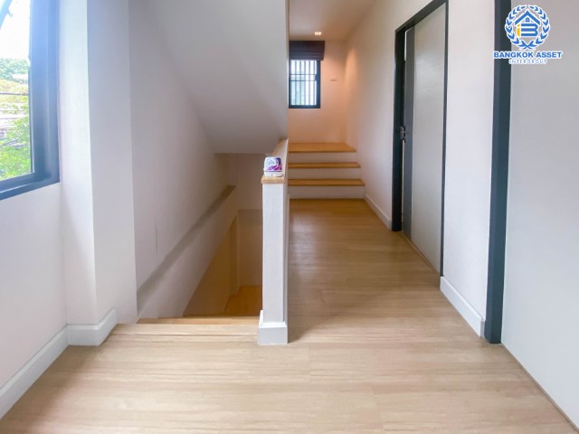 *****ทาวน์โฮมมือสองทำเลโชคชัย 4 กรุงเทพมหานคร ม. Cozy by BNTD โชคชัย 4 #หลังมุม เนื้อที่กว้างขวางถึง 28.1 ตร.ว. ฟังก์ชัน 3 ห้องนอน 3 ห้องน้ำ 2 ที่จอดรถ บนทำเลดี เดินทางสะดวกมาก พร้อมเชื่อมต่อหลายเส้นทาง ใกล้ทางด่วน "รามอินทรา"